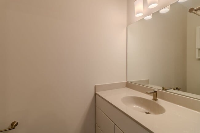 Building Photo - Premier Place and Premier Living!