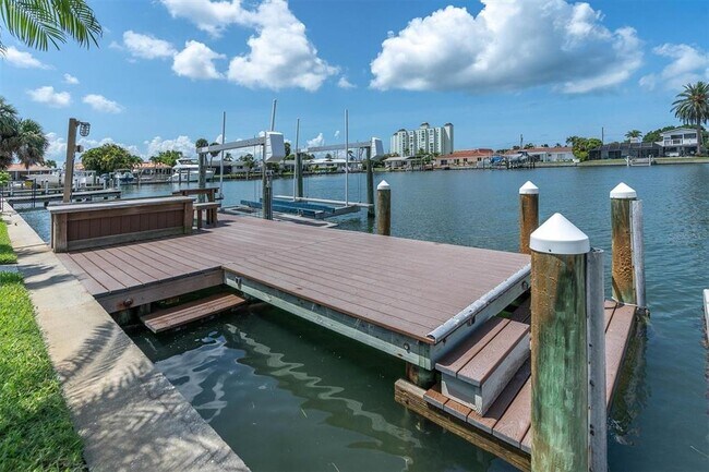 Building Photo - 6440 3rd Palm Point