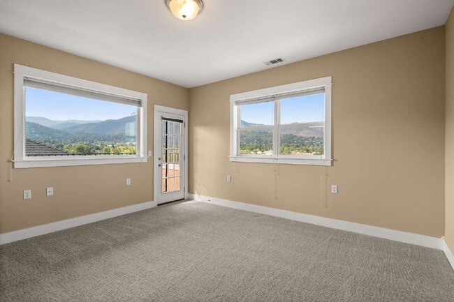 Building Photo - 913 Plum Ridge Dr