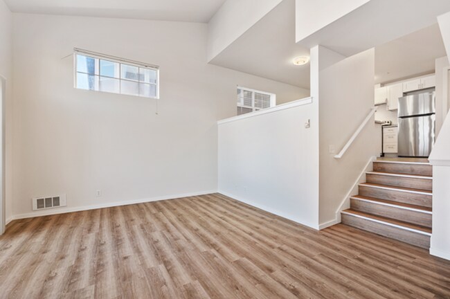 Building Photo - Modern 3-Bedroom Townhouse with Laundry in...