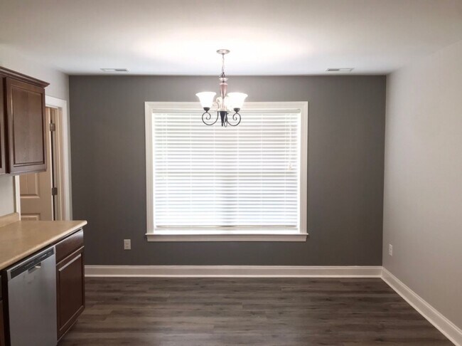 Building Photo - Beautiful Home in Indian Hills