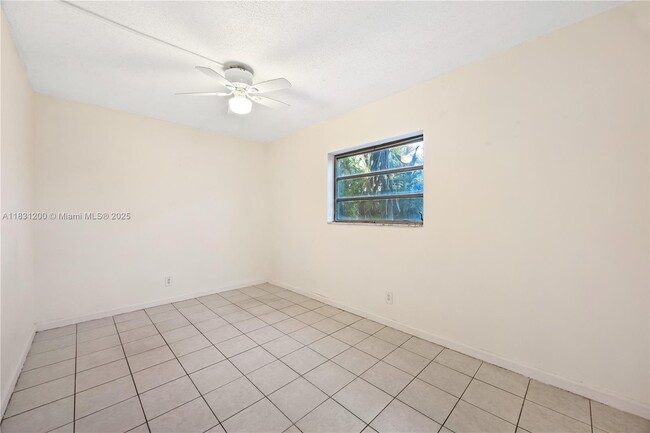 Building Photo - 400 SE 31st St