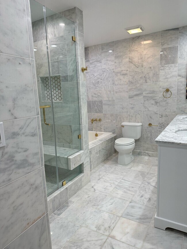 Building Photo - 435 Arnaz Dr