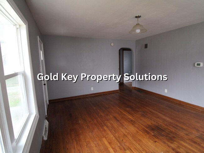 Building Photo - MEADOWBROOK AREA 2 BR 1 BA House with Central Air and Garage (NO SECTION 8)