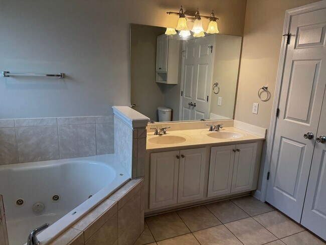 Building Photo - 2 Bedroom 2 Bath Condo