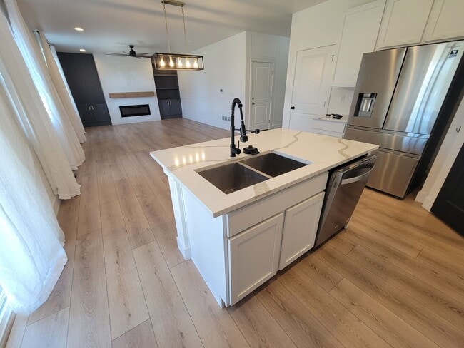Building Photo - Stunning and spacious 4.5 bedroom, 3 bathroom home located in Morgan Hill
