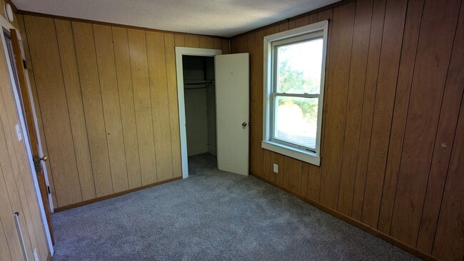 Building Photo - Charming 2-bedroom, 1-bathroom home locate...