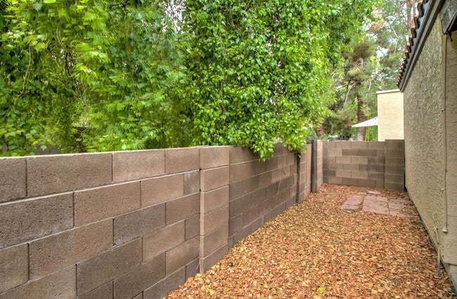 Building Photo - 921 W University Dr