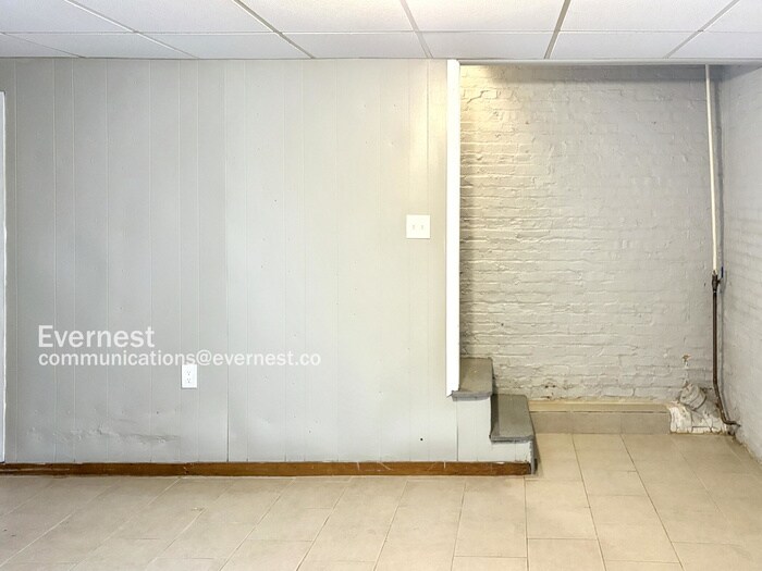 Building Photo - 747 Melville Ave