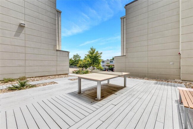 Building Photo - 604 N Bluff Dr