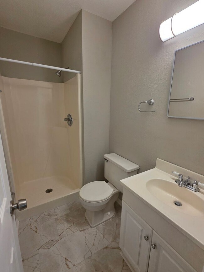 Building Photo - Move in Ready Townhouse l!