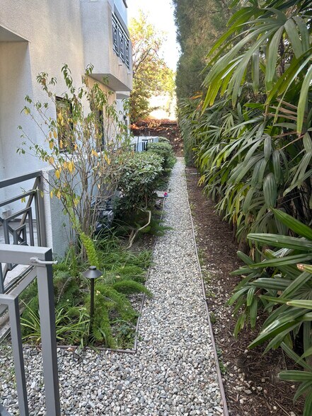 Building Photo - 111 S Oak Knoll Ave