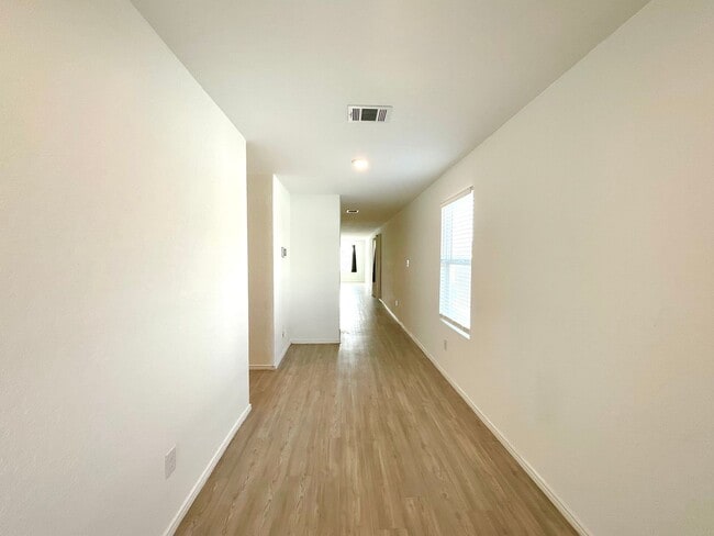 Building Photo - **APPLICATION RECEIVED** **MOVE IN SPECIAL** Beautiful 4BR/2BA Home with Fenced Yard & Garage!