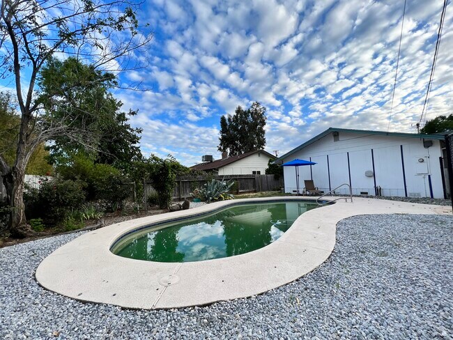 Building Photo - 3320 Panorama Dr