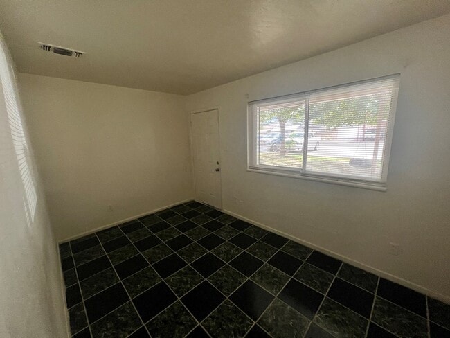 Building Photo - 1212 N Kelly Ave