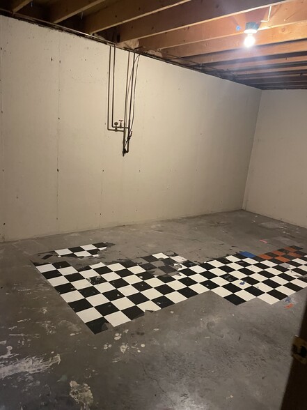 Store room - 2209 Roma Ln