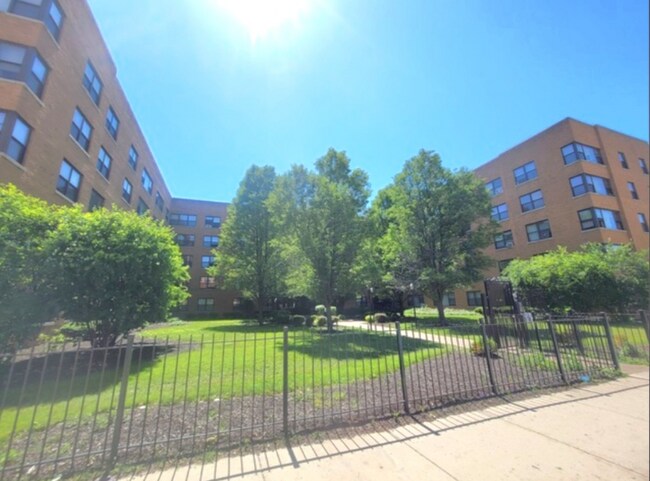 Building Photo - 7500 S South Shore Dr