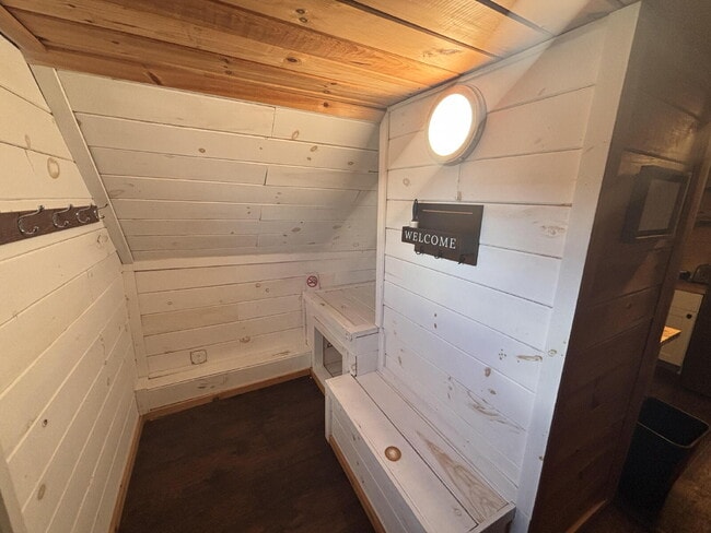 Building Photo - Quiet furnished walking to everything in B...