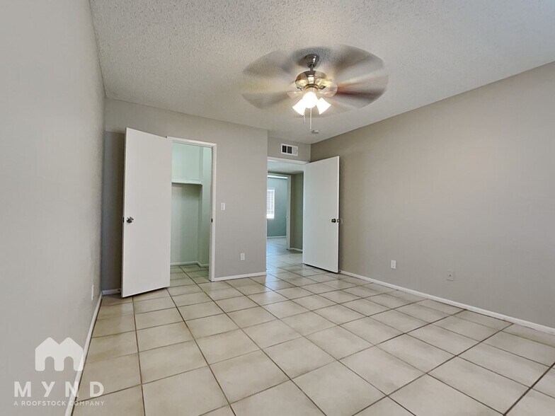 Building Photo - 11110 W Glenrosa Ave