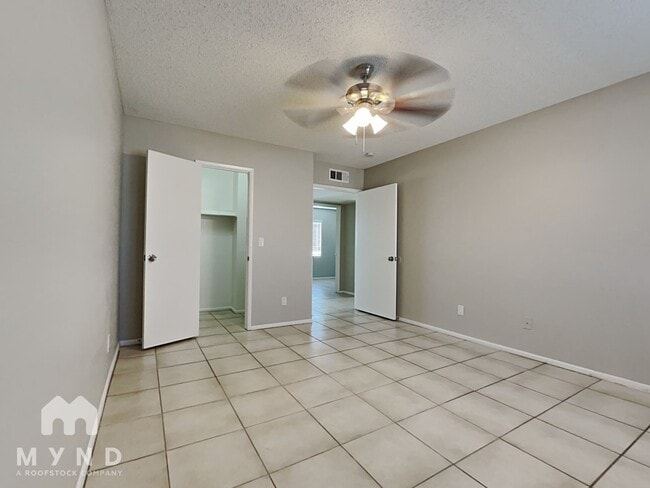 Building Photo - 11110 W Glenrosa Ave