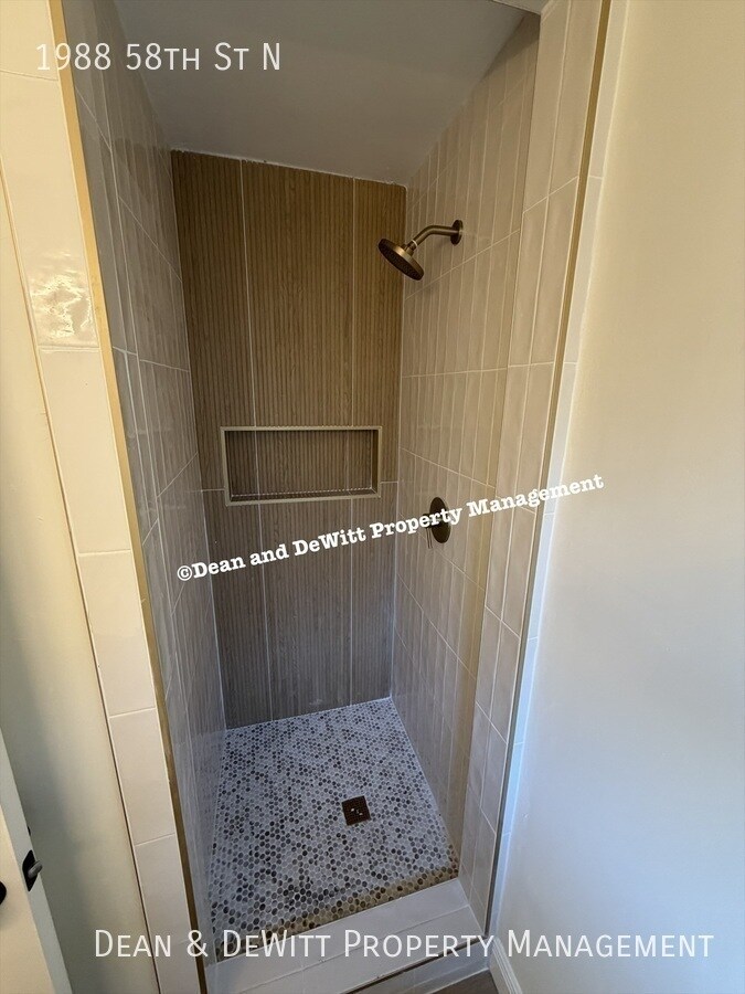 Building Photo - 4 Bed/3 Bath