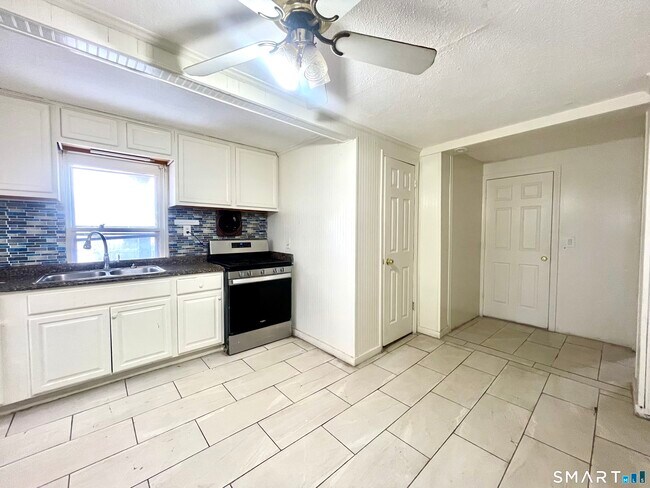 Building Photo - 128 Franklin St