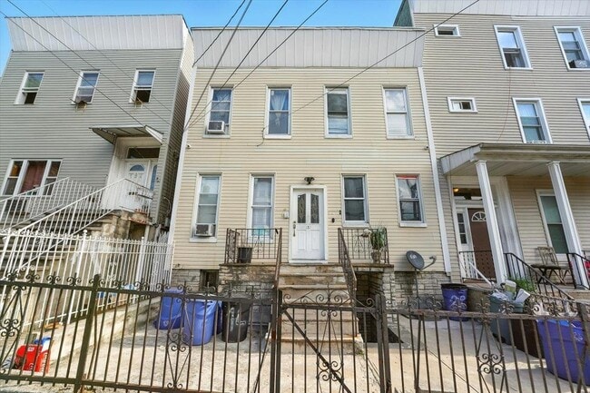 Building Photo - 122 Hutton St
