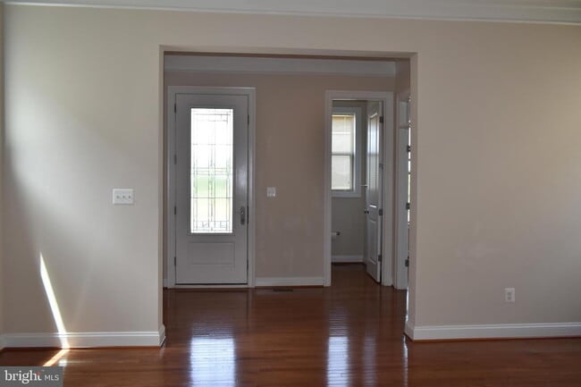 Building Photo - Luxurious Single-Family Home in Vibrant On...