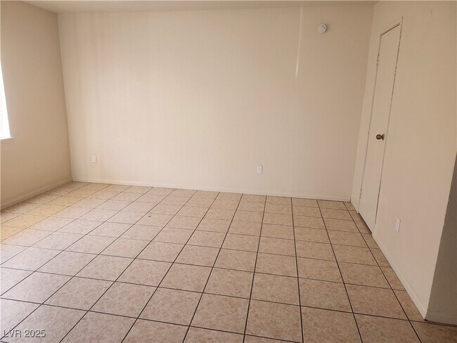 Building Photo - 3437 E Cheyenne Ave