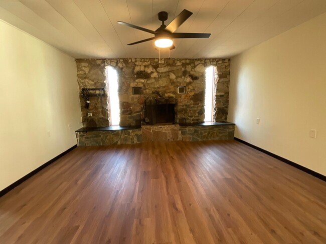 Building Photo - **APPLICATION RECEIVED** Available Now- 2 Bedroom 1 Bath in Granite Shoals, TX with Fenced in Bac...