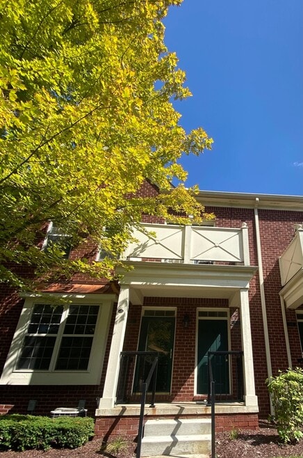 Building Photo - 1112 Fountain View Cir