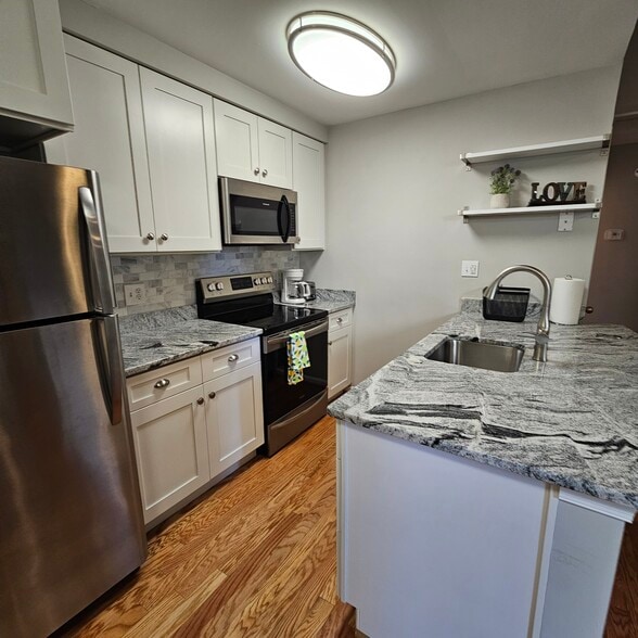 Building Photo - 8637 Beekman Pl