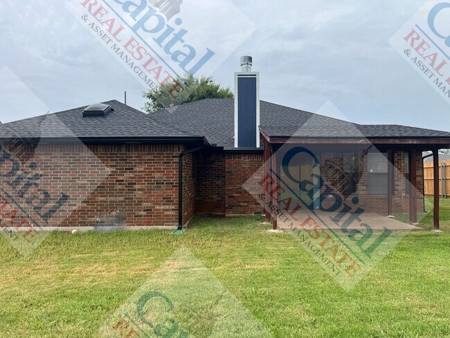 Building Photo - Charming 3 Bedroom