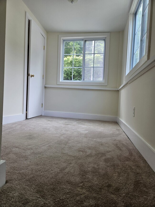 Studio or small bed - 164-2 Bridgeport Ave