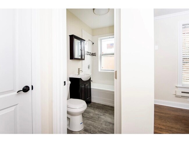 Building Photo - 918 Green Bay Rd