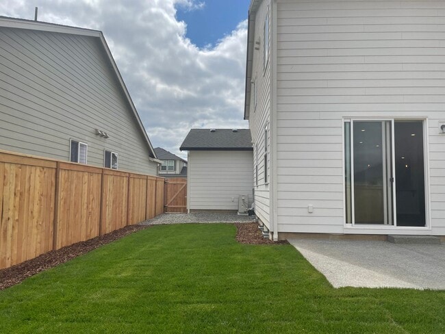 Building Photo - 4 Bed 2.5 Bath Home! Located near the Ridgefield Outdoor Recreation Center, equestrian facilities...