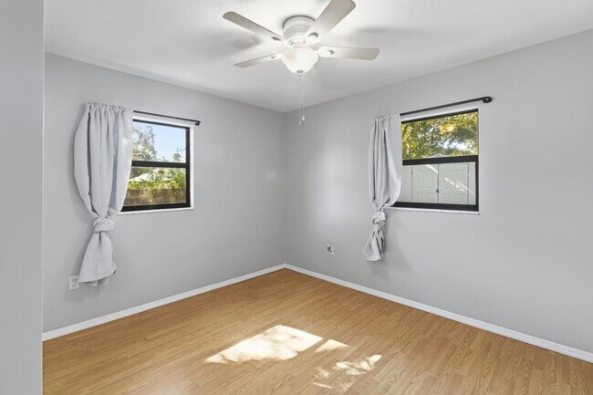 Building Photo - 1411 Crest Dr