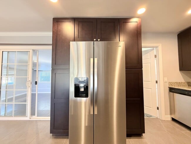 Building Photo - 6660 Charlesworth Ave