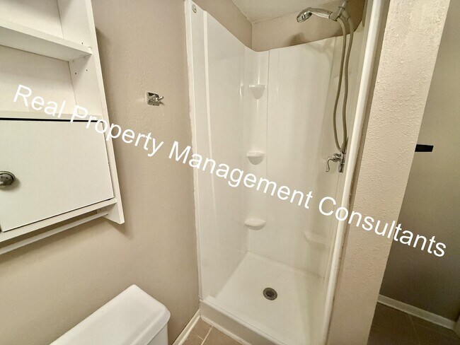 Building Photo - $600 Rent Credit on 3 Bedroom Split-Level ...