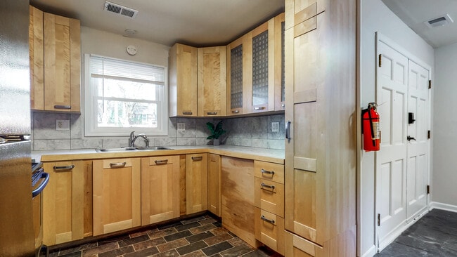 Building Photo - 4087 Creek Ct