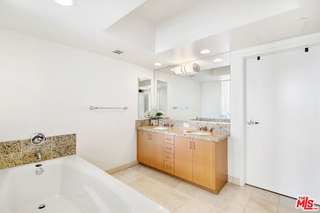 Building Photo - 13700 Marina Pointe Dr