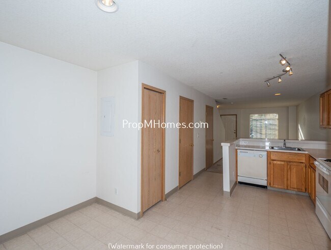 Building Photo - Two Bedroom Townhome In SE Portland w/ Lar...