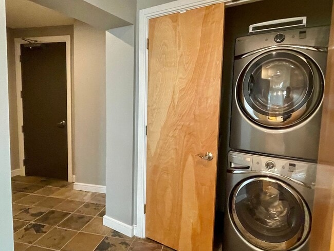 Building Photo - Luxury 2 Bed 2.5 Bath Condo in Central OKC