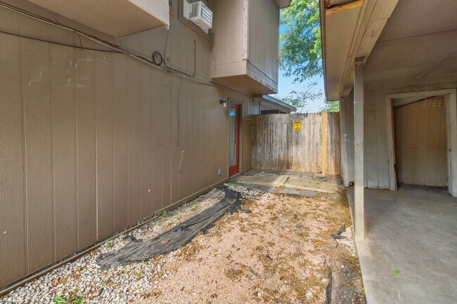 Building Photo - 2425 Lakeview Cir