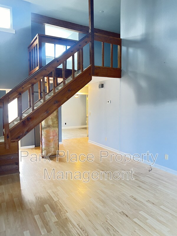 Building Photo - 456 Orienta point