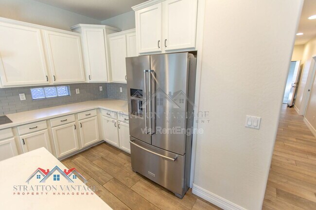 Building Photo - 661 E Julian Dr