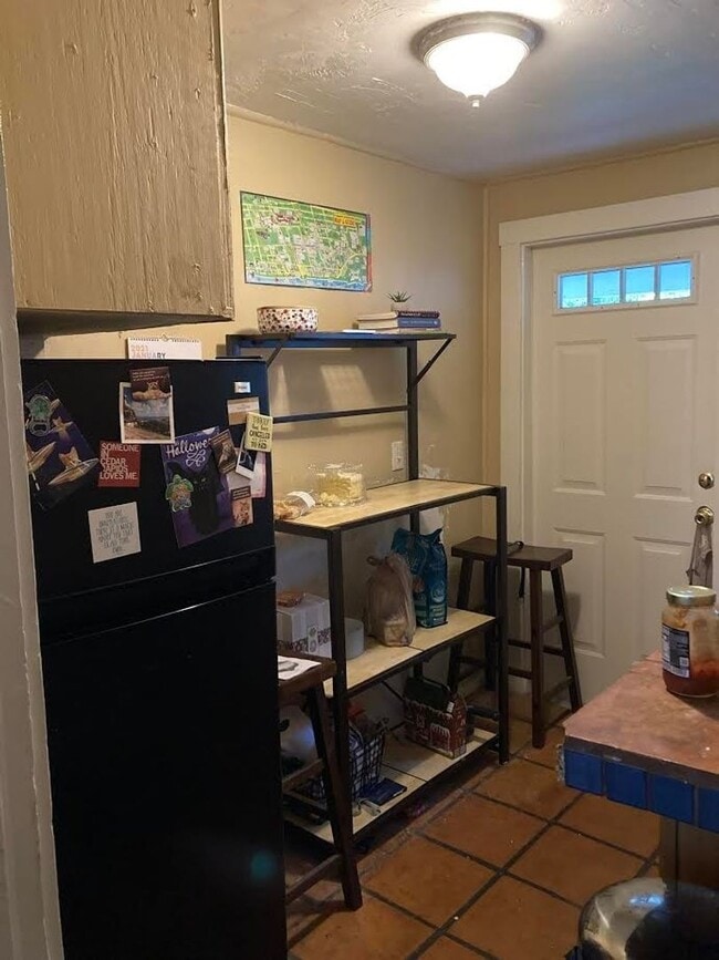 Building Photo - Cozy 2 Bedroom, 1 Bathroom in Fifth Avenue Neighborhood