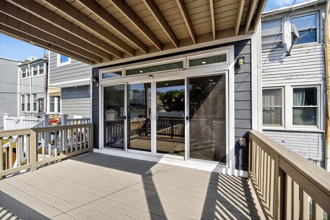 Building Photo - Available Now! 3 Bed 3.5 Bed in Brightwood...