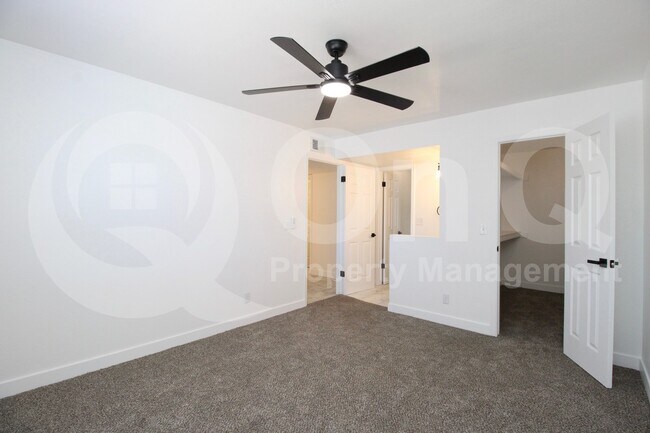 Building Photo - 623 W Guadalupe Rd
