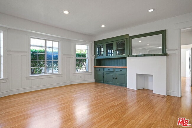 Building Photo - 2041 W 31st St